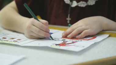 Bilinmeyen küçük çocuk resimleri keçeli ile boyar