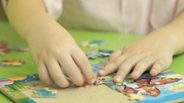 Bilinmeyen çocuk toplama masada bulmaca