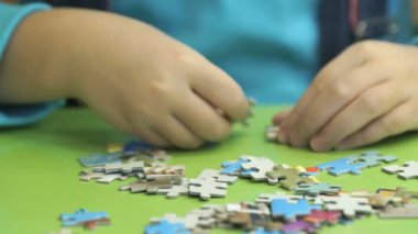 Bilinmeyen çocuk toplama masada bulmaca