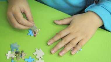 Bilinmeyen çocuk toplama masada bulmaca