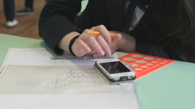 Smartphone ve aleti çalışma kız öğrenci