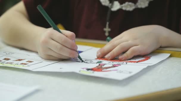 Okänt litet barn målar bilder med felt-tip — Stockvideo