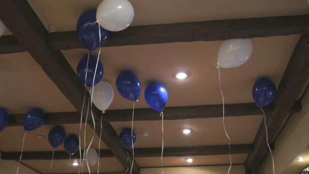 Blaue und weiße Luftballons an der Decke — Stockvideo