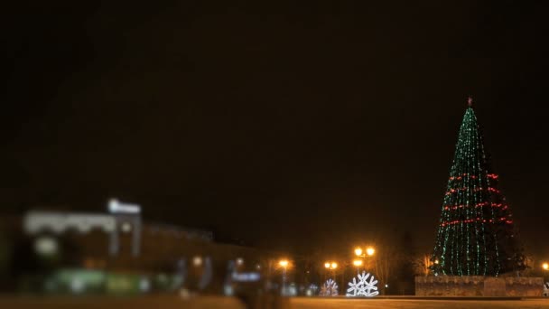 Árbol de Navidad parpadeando por la noche — Vídeos de Stock