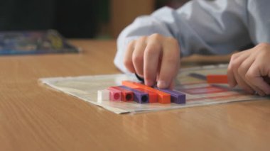 Bilinmeyen çocuk Tasarımcısı geliştirmede oynarken