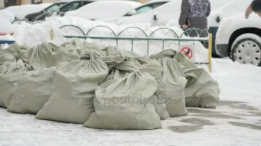 Bilinmeyen bir adam alarak çanta enkaz ile