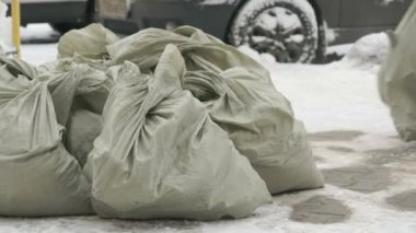 Bilinmeyen bir adam alarak çanta enkaz ile