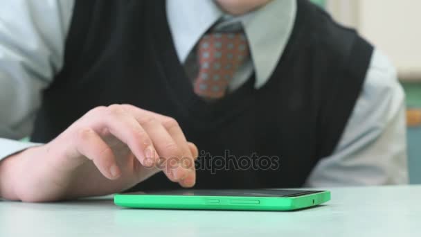 Estudiante buscando y escribiendo texto en el teléfono inteligente — Vídeos de Stock