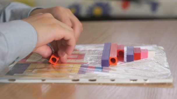 Niño desconocido jugando en el desarrollo de diseñador — Vídeos de Stock