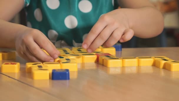 Chica desconocida jugando en diseñador — Vídeos de Stock