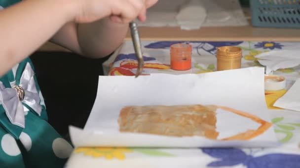 Onbekend meisje tekening van foto met aquarellen — Stockvideo