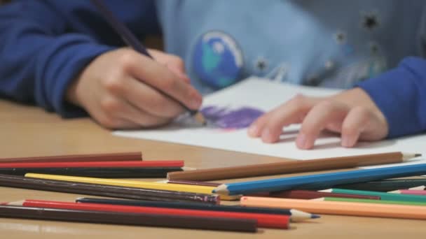 Bilinmeyen çocuk çizim resimleri — Stok video