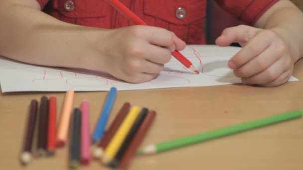 Niño pequeño desconocido dibujando dibujos. Primer plano — Vídeos de Stock