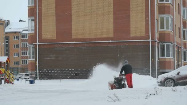 Hombre quitando nieve con máquina de arado de nieve — Vídeos de Stock