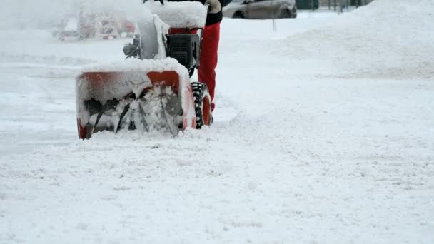 Mann beseitigt Schnee mit Schneepflug-Maschine — Stockvideo