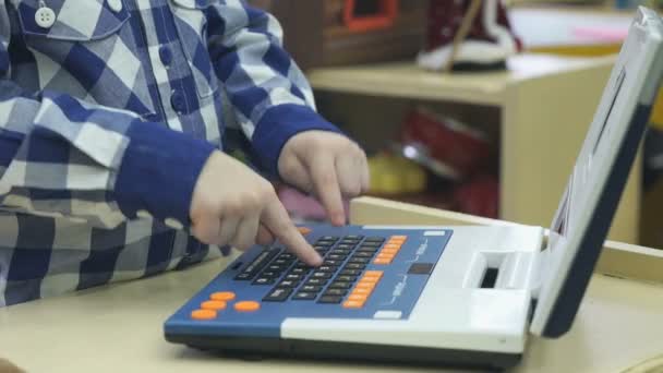 Pojkar händer spelar med leksak laptop — Stockvideo