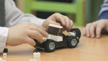 Çocuk el bir araba Tasarımcısı'ndan toplamak.