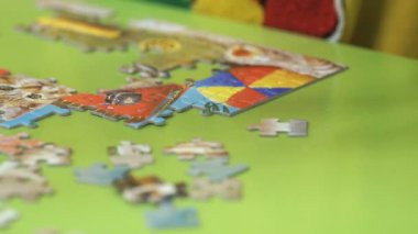 Bilinmeyen çocuk toplama masada bulmaca