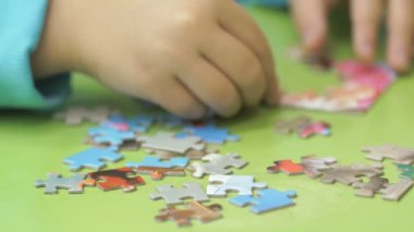 Bilinmeyen çocuk toplama masada bulmaca