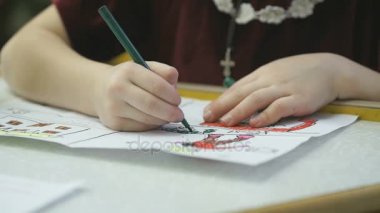 Bilinmeyen küçük kız resimleri keçeli ile boyar