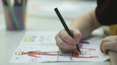 Bilinmeyen küçük çocuk resimleri keçeli ile boyar