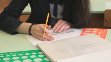 Not defterinde kız öğrenci beraberlik geometrik şekiller
