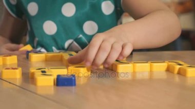 Bilinmeyen kız Tasarımcısı'nda oynarken