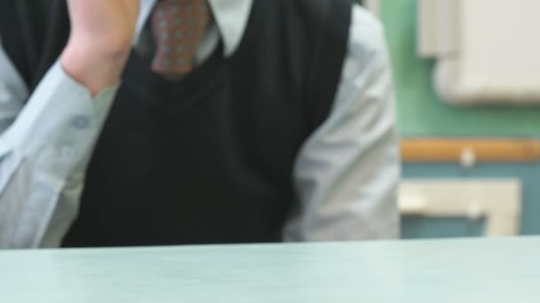 Estudante procurando e digitando texto no smartphone — Vídeo de Stock