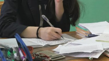 Genç kız matematik ders üzerinde