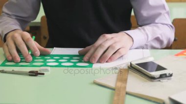 Bilinmeyen öğrenci not defterinde çizmek