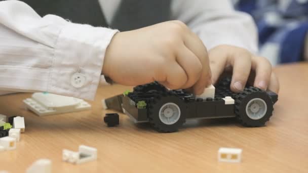 Çocuklar el bir araba Tasarımcısı'ndan toplamak. — Stok video