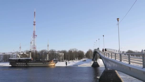 Pont piétonnier à travers la rivière Volhov en hiver — Video