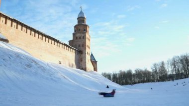 Yokuş aşağı kışın halletme çocuk
