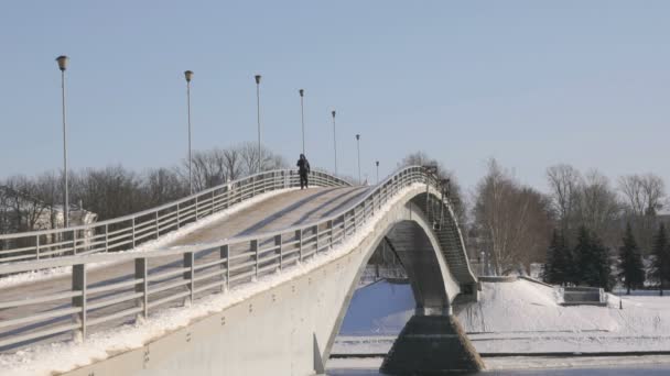 Kışın Volhov nehrin karşısındaki yaya köprüsü — Stok video
