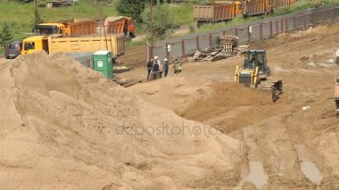 Yaz aylarında büyük kum yığını üzerinde çalışma buldozer