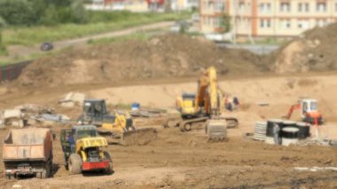 İnşaat araç ve inşaatçılar açık havada