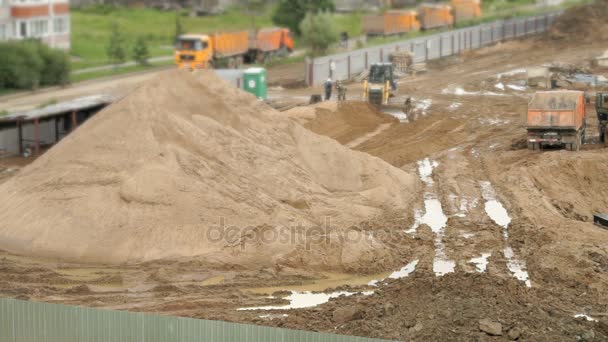 Bulldozer trabalhando em grande pilha de areia no verão — Vídeo de Stock