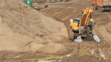 Yaz aylarında bir inşaat sitesinde sarı Ekskavatör