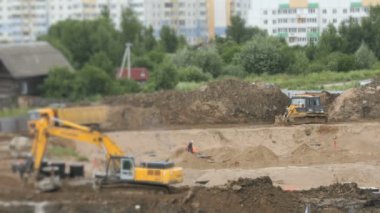 İnşaat araç ve inşaatçılar açık havada