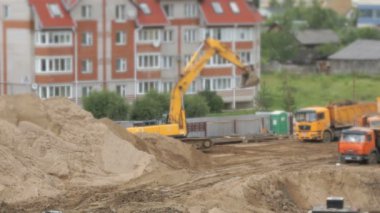 İnşaat araç ve inşaatçılar açık havada