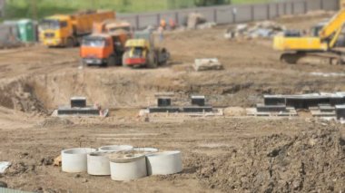 İnşaat araç ve inşaatçılar açık havada