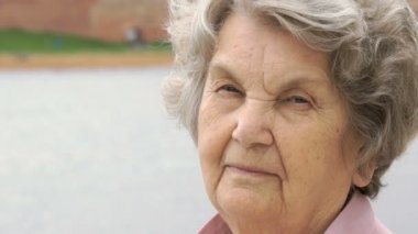 Ciddi olgun yaşlı kadın açık havada portresi