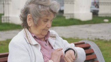 Yaşlı kadın bileklik fitness İzleyicisi'ni arıyorum