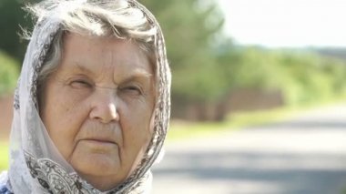 Ciddi yaşlı kadın düşünceli bakışı. Yakın çekim