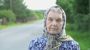 Düşünceli bakışı ciddi bir yaşlı kadın. Yakın çekim
