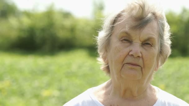 Portrait de femme âgée mature sérieuse à l'extérieur — Video