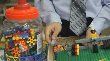 Bilinmeyen bir çocuk seti bina ile oynarken elinde