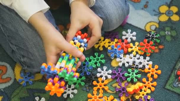 Kleines Kind spielt im Kindergarten drinnen — Stockvideo