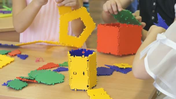 Los niños juegan en el jardín de infantes en interiores — Vídeo de stock
