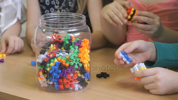 Kinderen spelen in de kleuterschool binnenshuis — Stockvideo